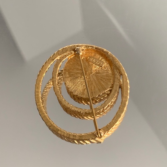 Monet Vintage Brooch Gold Tone Circular with Faux Pearl Pin/Brooch - Picture 2 of 2